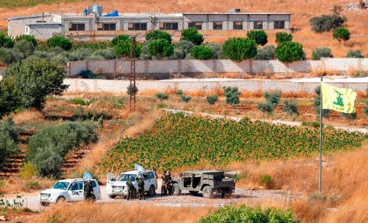 الجيش اللبناني وقوات الأمم المتحدة المؤقتة في لبنان يقومان بدوريات على أطراف قرية عيترون اللبنانية/ CNN
