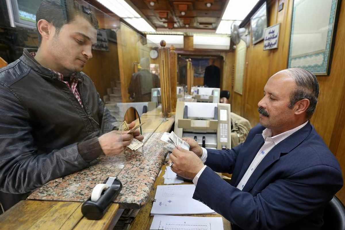 مواطن مصري يسحب أموال من أحد البنوك