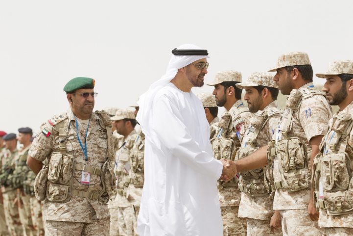ولي عهد أبو ظبي الشيخ محمد بن زايد آل نهيان يصافح أحد أفراد القوات المسلحة/ رويترز
