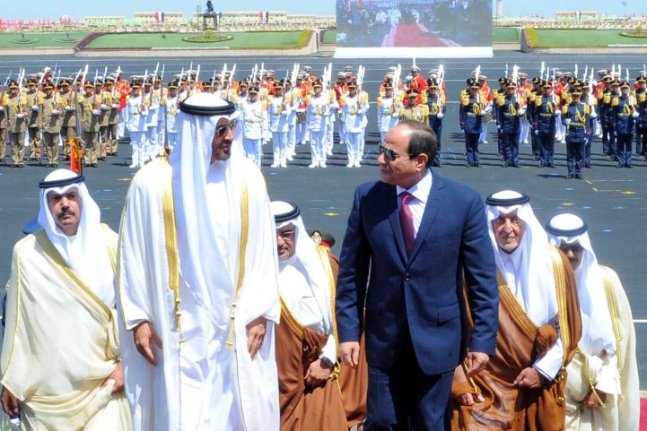الرئيس المصري عبد الفتاح السيسي وولي عهد أبوظبي محمد بن زايد (أرشيف)/ رويترز