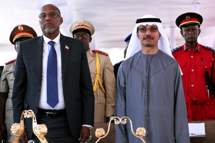  الرئيس التنفيذي لشركة موانئ دبي العالمية مع زعيم صوماليالاند/ رويترز