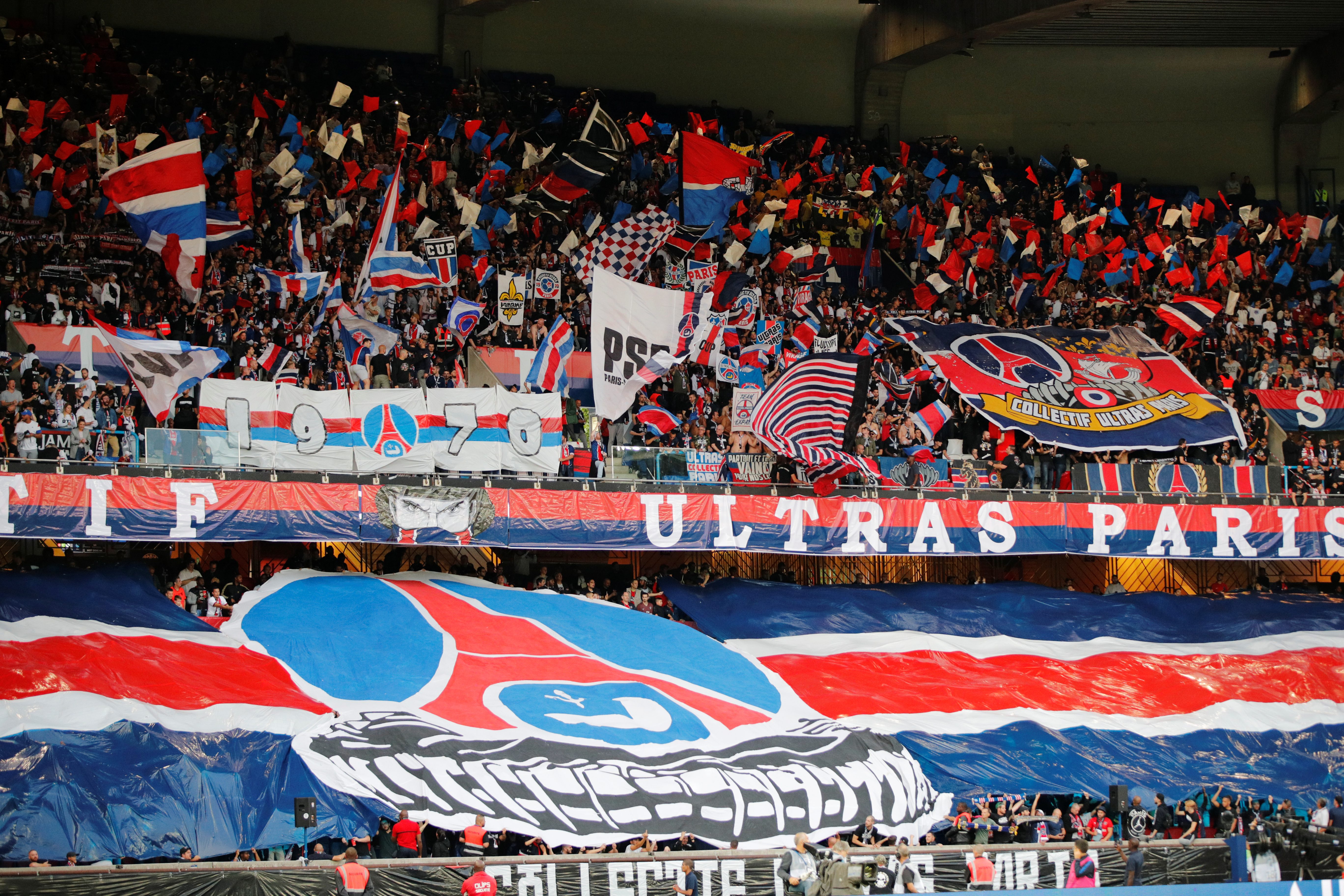 قرار بعودة الجماهير للملاعب الفرنسية (رويترز)