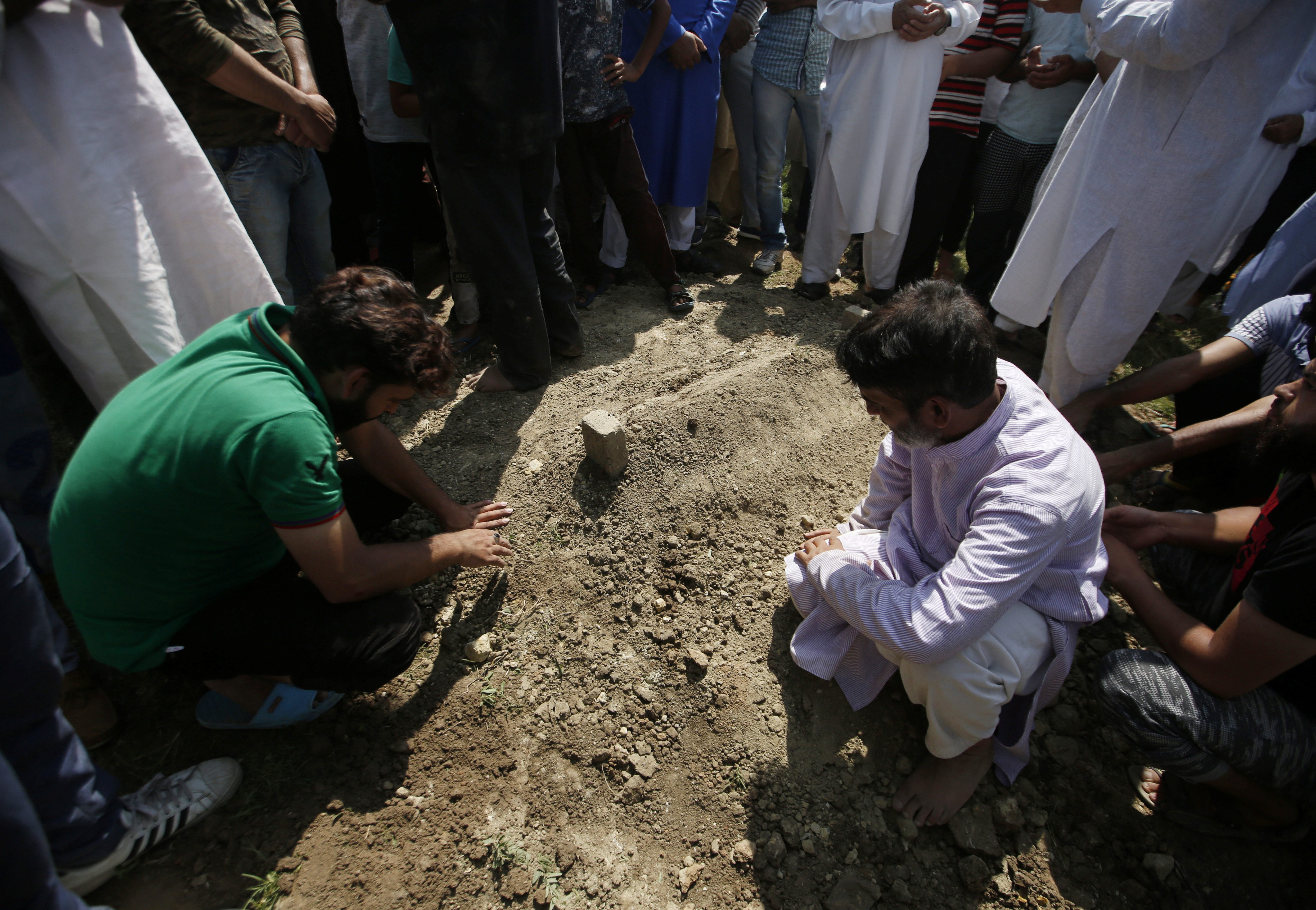 لبنانيون يجبرون عائلة سورية على نبش قبر طفلها وإخراج جثته لأنه «غريب»