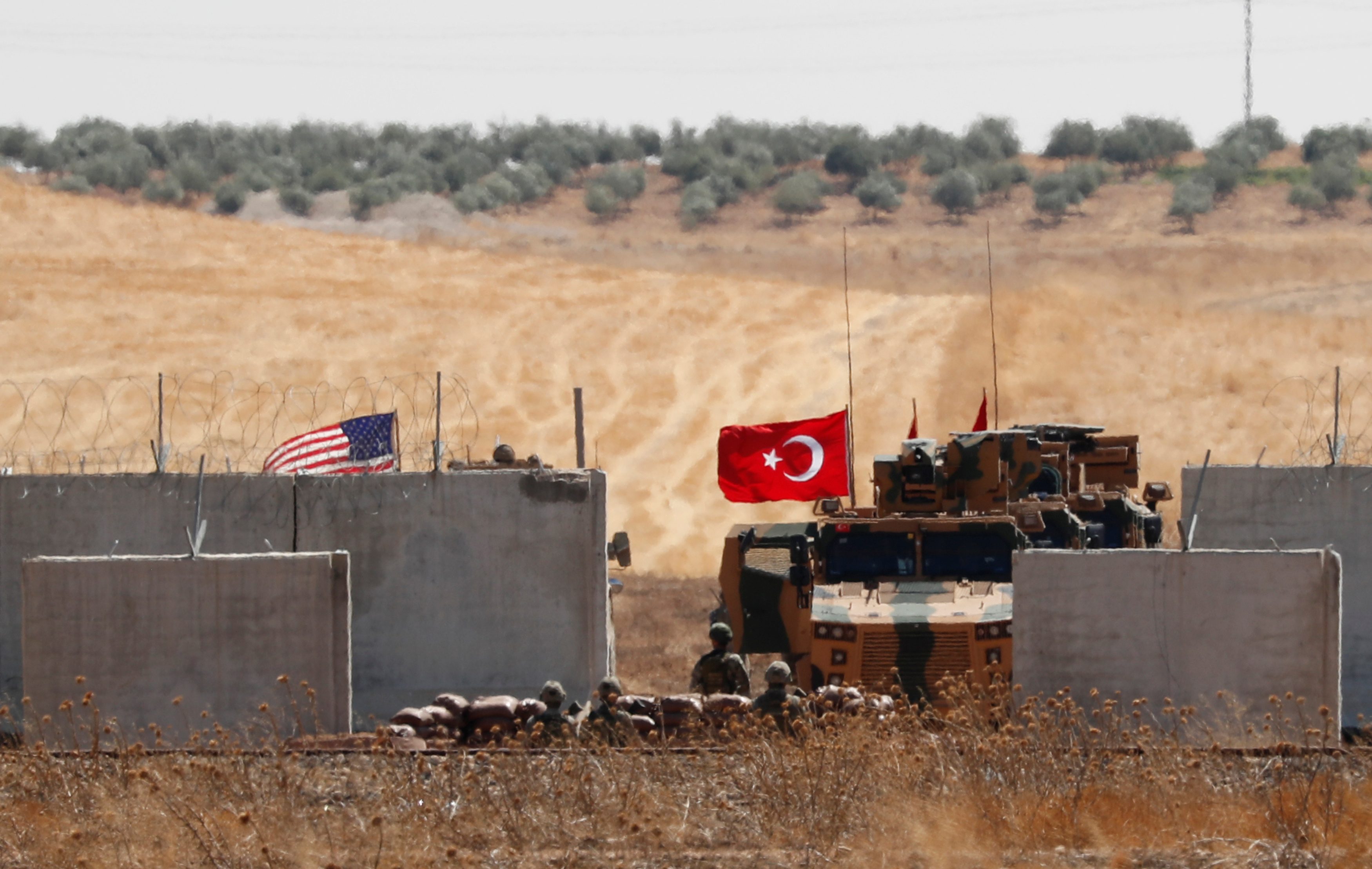 دوريات تركية وأمريكية في المنطقة الآمنة بسوريا، والملك سلمان يعيّن نجله وزيراً للاقتصاد، وترامب يلغي التفاوض مع طالبان