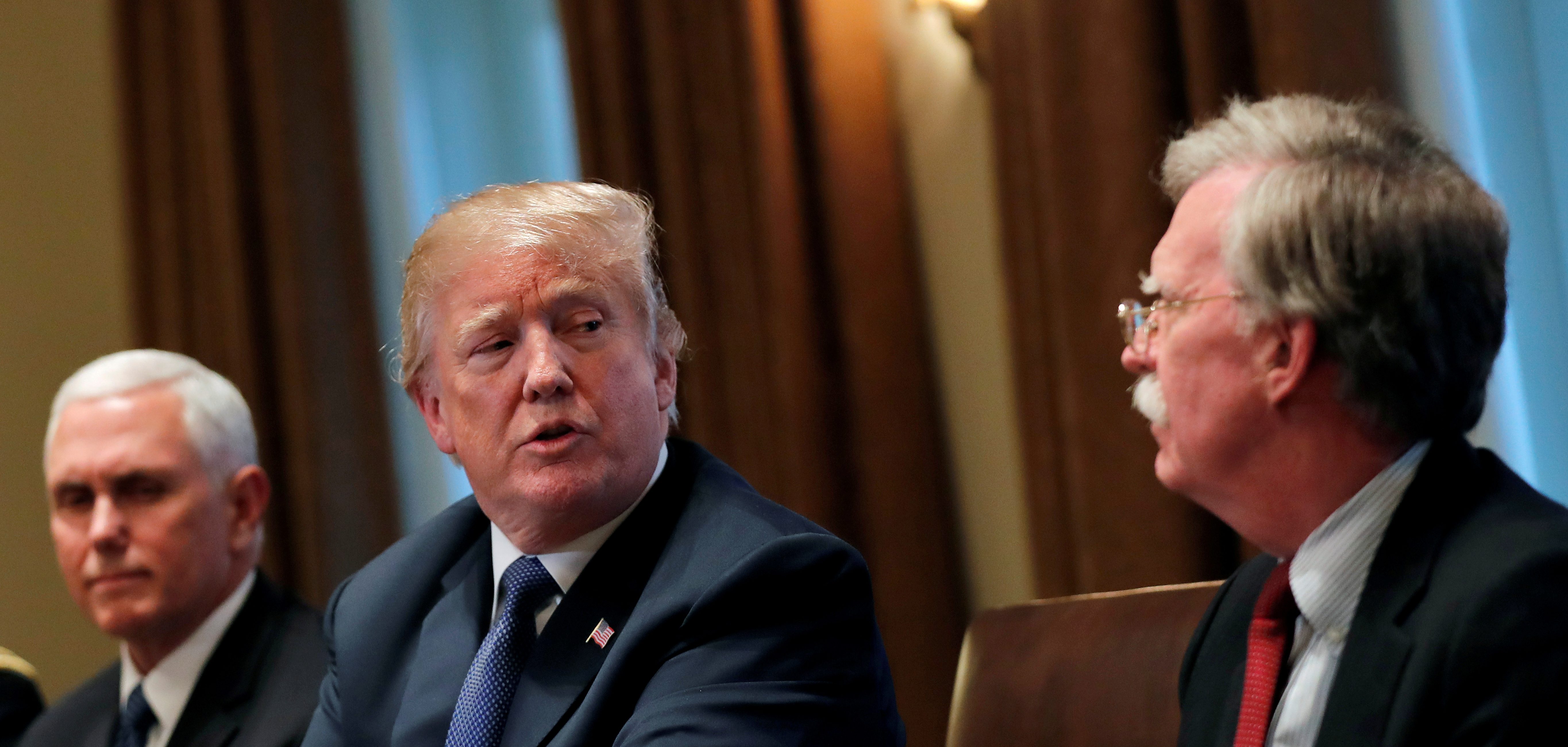 كان يصفه بـ«العظيم» ويهدد قادة الدول به.. كواليس الخلافات التي اشتعلت بين ترامب وبولتون