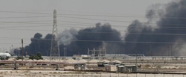 الحوثيون يصيبون «نفط» الرياض بالشلل.. رويترز: نصف إنتاج السعودية معطَّل بسبب الطائرات المسيَّرة