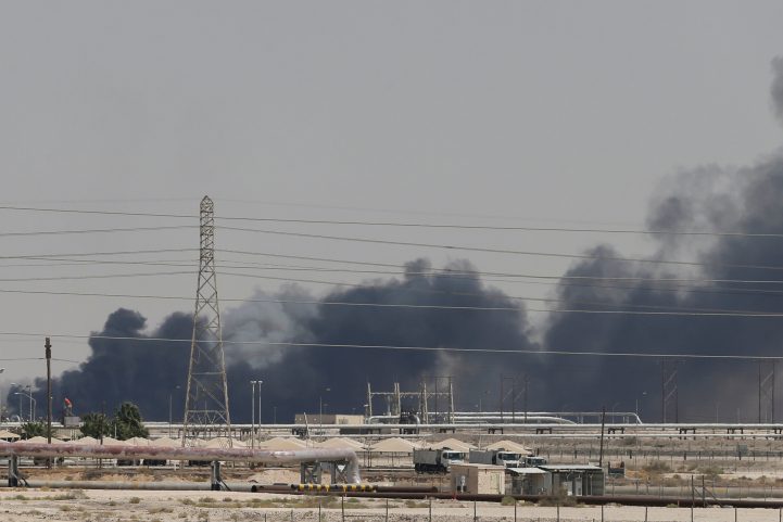 الدخان يتصاعد من منشأة لأرامكو في بقيق بعد تعرضها لهجوم عنيف بالطائرات المسيّرة/ رويترز