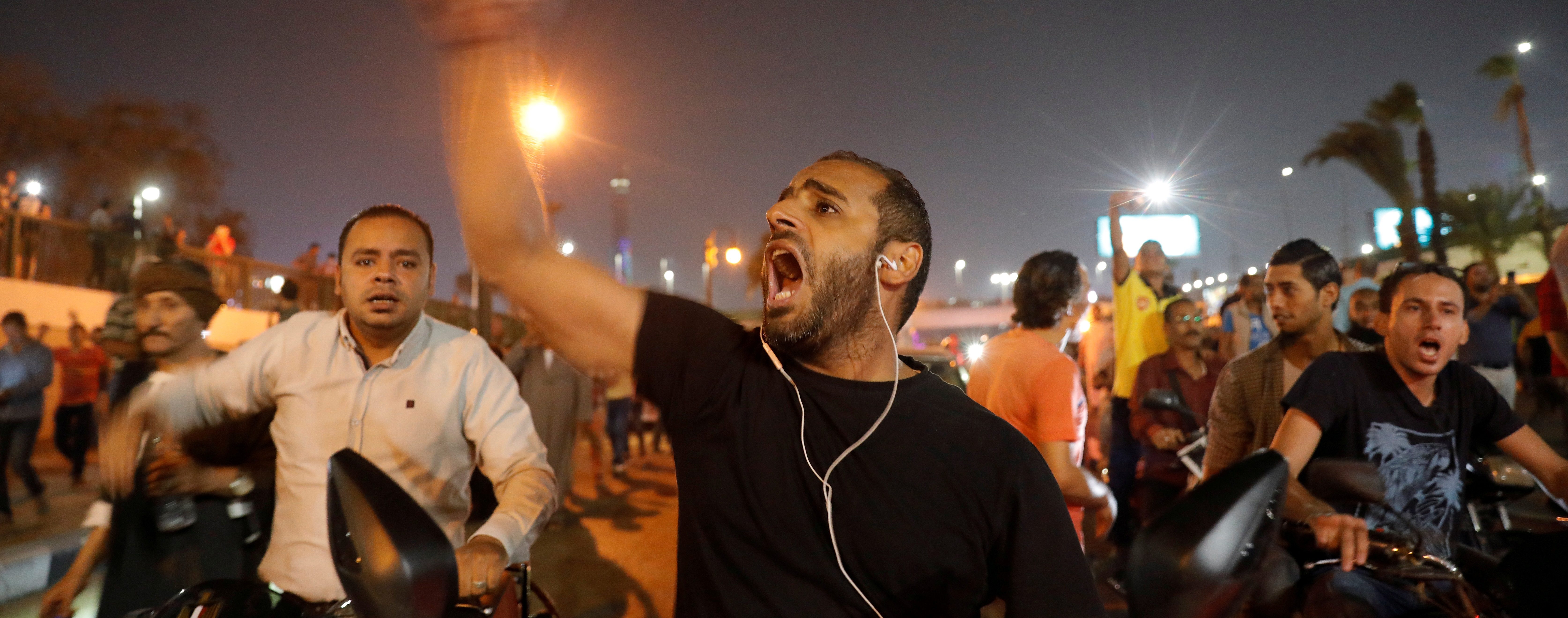 بعد أن كسر المصريون حاجز الخوف.. ما مصير السيسي، وماذا ينتظر الشعب؟