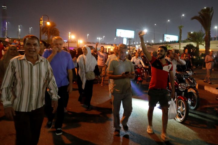 متظاهرون ضد السيسي في القاهرة مساء الجمعة 20 أيلول/ سبتمبر- رويترز