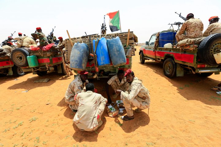 قوات سودانية بالقرب من الحدود الليبية/ رويترز