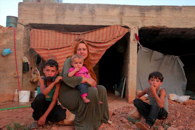 أسرة سورية في إدلب بلا مأوى تتخوف من قدوم الشتاء بسبب الأمطار