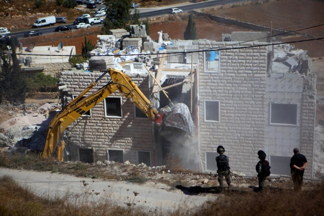 ذكرياتنا وجرافاتهم.. هذا ما يفعله الاحتلال قبل أن يهدم بيوتنا