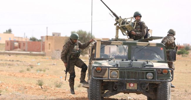 بمنطقة تعتبر معقلاً للجماعات المتشددة.. مقتل 4 جنود تونسيين في انفجار لغم قرب الحدود مع الجزائر