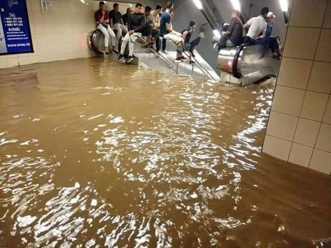 فيضانات العاصمة الجزائرية تثير الغضب على مواقع التواصل الاجتماعي