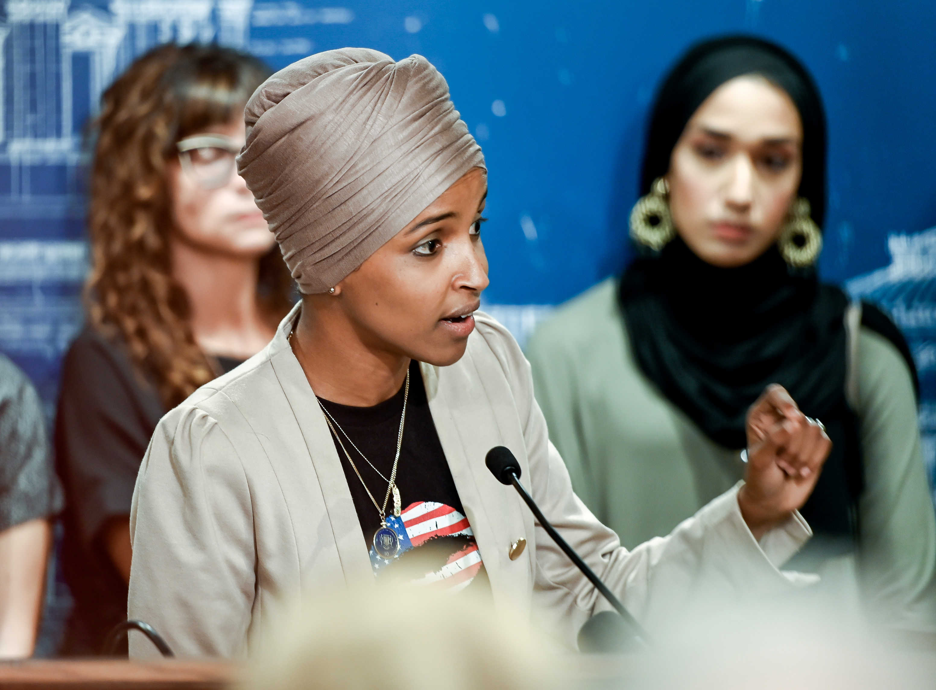 إلهان عمر تهاجم ترامب بعد نشره «أكاذيب بغيضة» تُعرِّض حياتها للخطر.. وتسأل تويتر: «ما الذي ستفعله لمواجهة هذا؟»