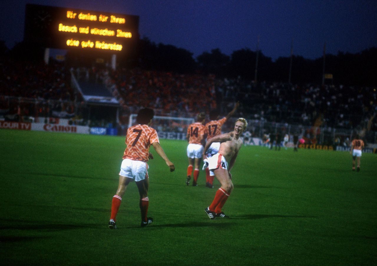 مسح مؤخرته بقميص ألمانيا قبل 31 عاماً.. كومان يستمر في إذلال الألمان