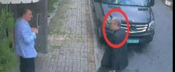 الصحفي السعودي الراحل جمال خاشقجي لحظة دخوله لقنصلية بلده في إسطنبول قبل أن يُقتل فيها - مواقع التواصل