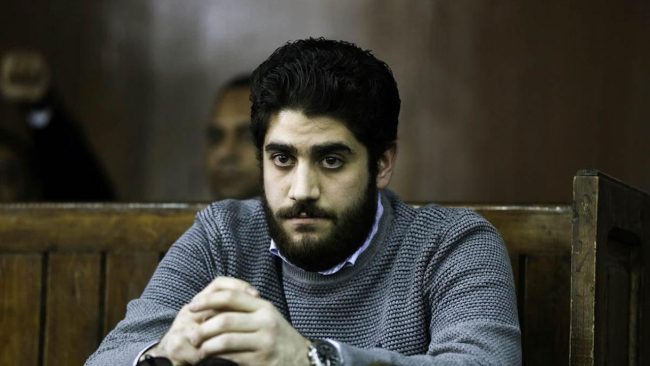 دفن جثمان نجل مُرسي في جنح الليل بجوار والده