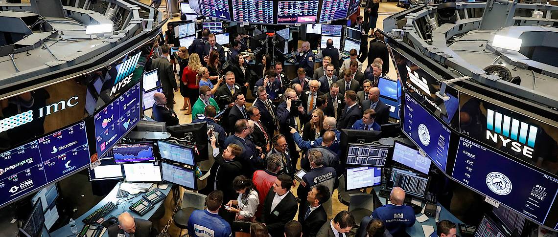 لا تلومن المهاجرين.. هؤلاء الرجال المتأنقون ينهبون الفقراء ويهددون الديمقراطية الغربية