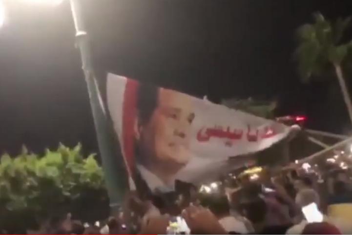 المتظاهرون في مصر مزقوا صور السيسي في عدة بلدات ومدن، لم يكن لهذا المشهد أن يتخيّل حدوثه قبل أيام فقط/ مواقع التواصل