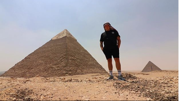 نام بأماكن عجيبة ولم يأكل إلا وجبات الطيران.. هكذا تمكن شاب من زيارة عجائب الدنيا السبع خلال 7 أيام فقط