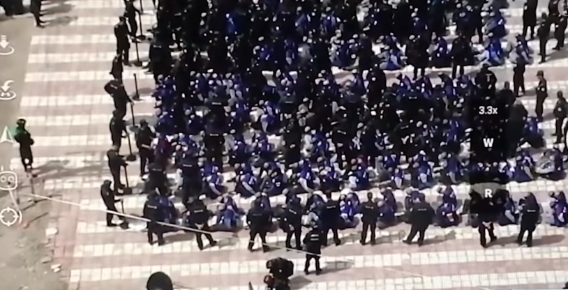 فيديو بطائرة مسيّرة يُظهر اعتقال الصين مئات الإيغور معصوبي الأعين ومقيدين