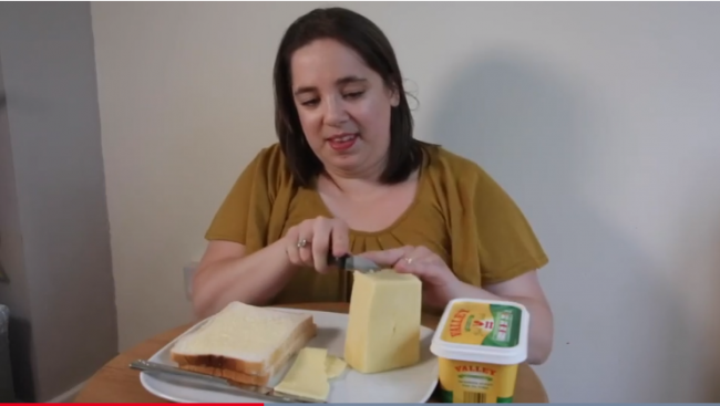 أم تعيش رهاباً من الطعام تعيش على شطائر الجبنة فقط منذ 30 عاماً