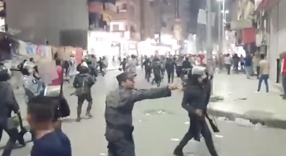 إشادة بضابط مصري يمنع جنوده من ضرب المتظاهرين ضد السيسي