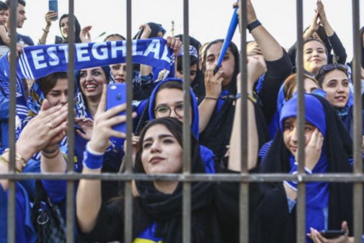 المشجعة كانت محبة لفريق استقلال طهران