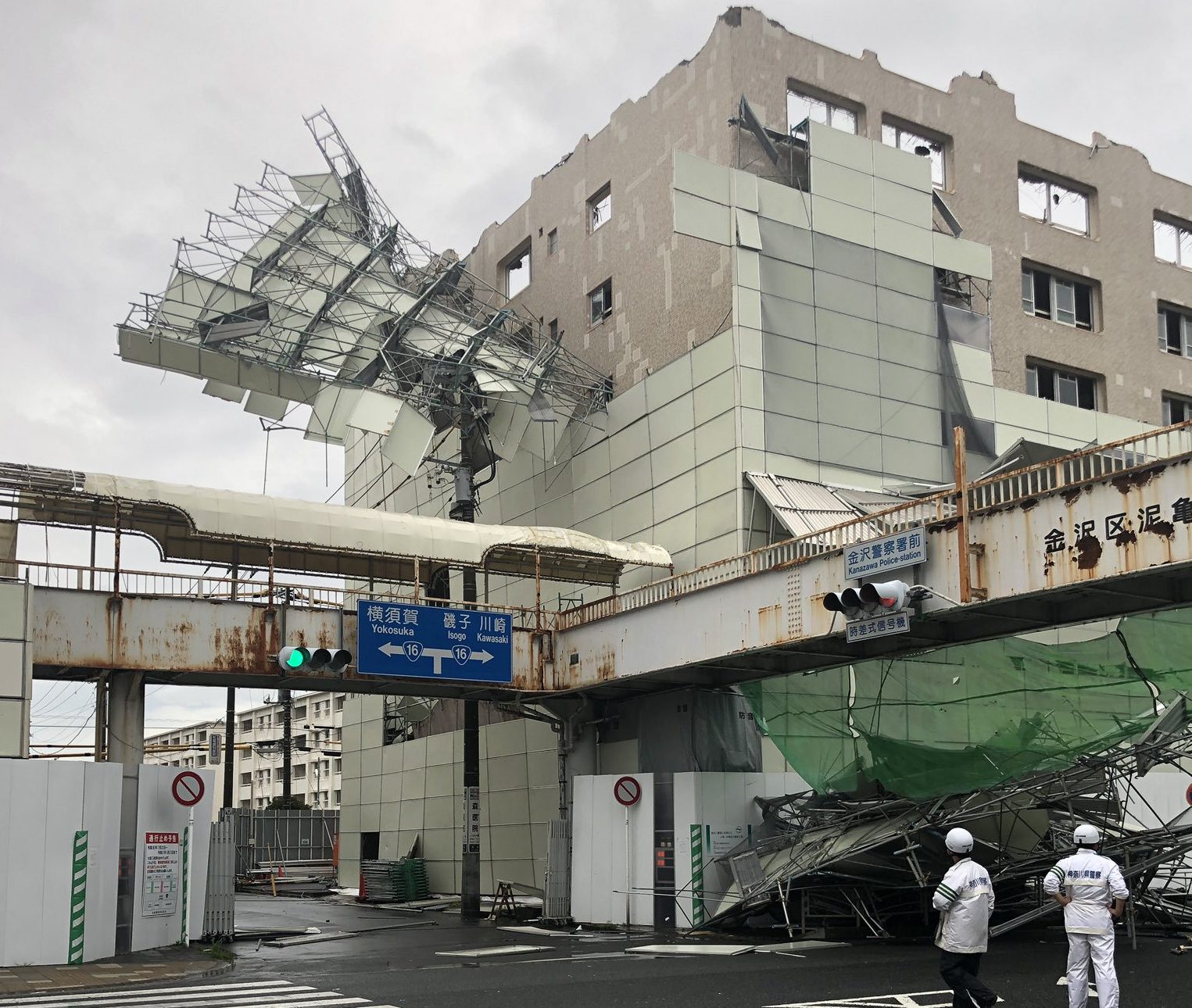 إرباك ملايين المسافرين بعد إلغاء رحلات الطيران وإيقاف خطوط القطارات.. إعصار قوي يعطل الحياة في طوكيو