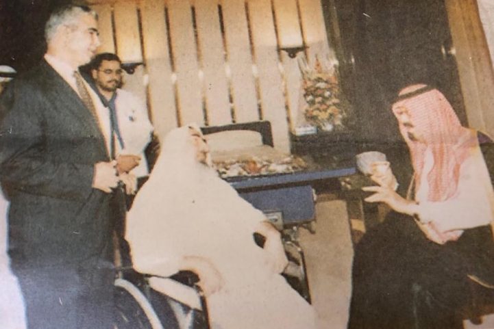 د. محمد الخضري إلي اليسار، خلال زيارة الشيخ أحمد ياسين للسعودية نهاية التسعينيات/ مواقع التواصل