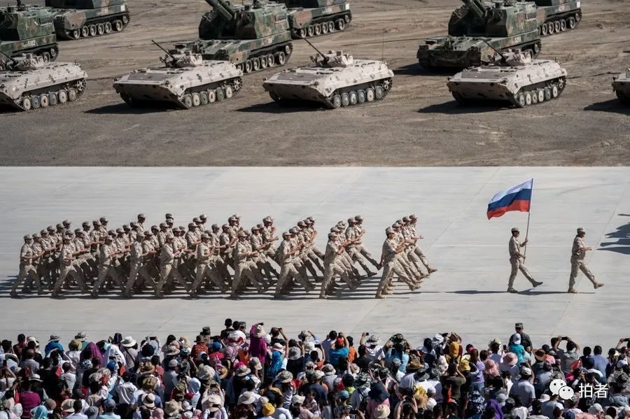 عرض عسكري مدرعات عسكرية بوتين روسيا