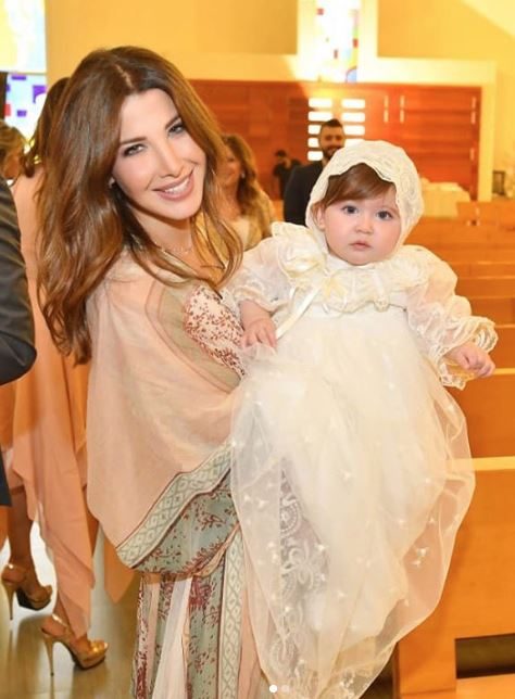 2 مليون إعجاب بأول صورة واضحة لابنة نانسي عجرم الصغرى من الاحتفال بمعموديتها