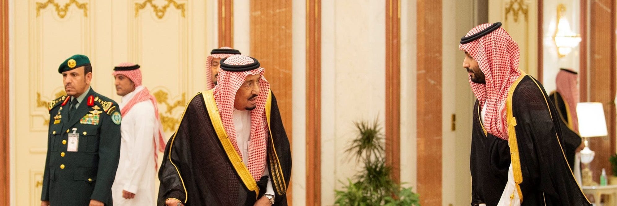 السعودية وحيدة وسط العاصفة.. تخلَّى عنها أهم الحلفاء «ترامب والإمارات»، فماذا ستفعل؟