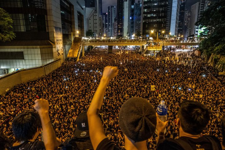 النشطاء فاجأوا العالم إبداعهم.. ونادراً ما نجد حركة احتجاجٍ في الشارع بهذا التنسيق والدعم والامتداد المُذهل/ Getty