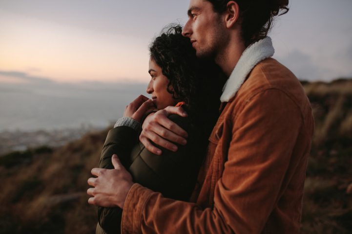 iStock/ ثمة أدلة علمية تدعم وجود فوائد استشفائية للعناق الجيد.