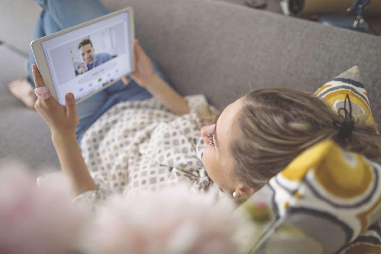 تحبان بعضهما لكنكما لا تتقابلان.. كيف تُنجح علاقة حب عن بعد؟!