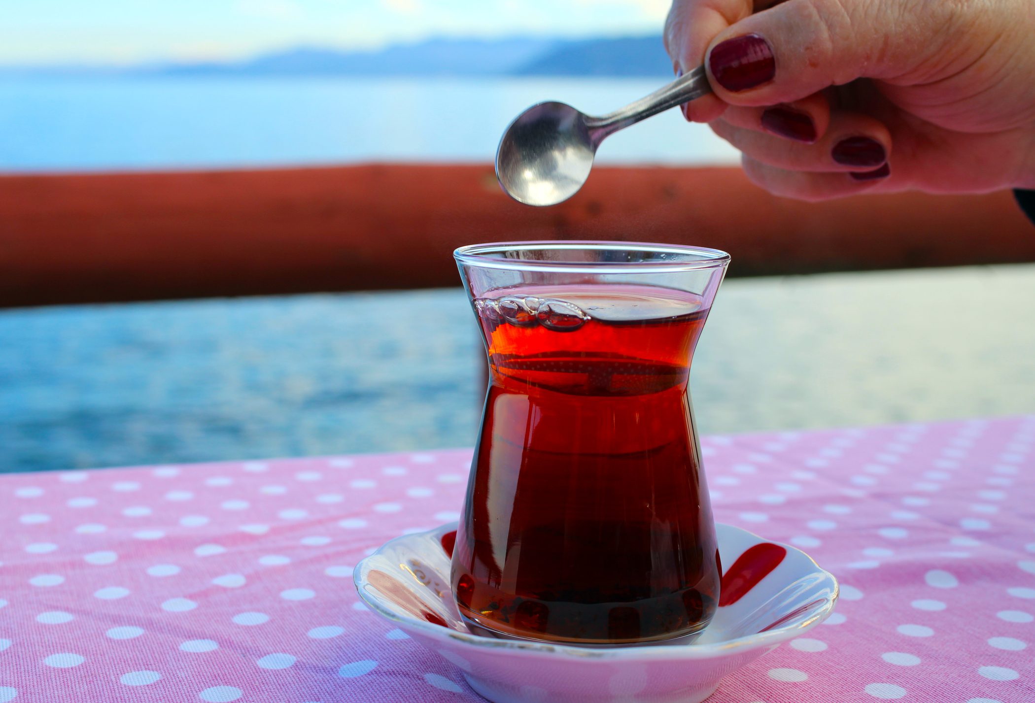 ليست الباردة والمثلجة.. المشروبات الساخنة قد تبرد جسمك بشكل أفضل!