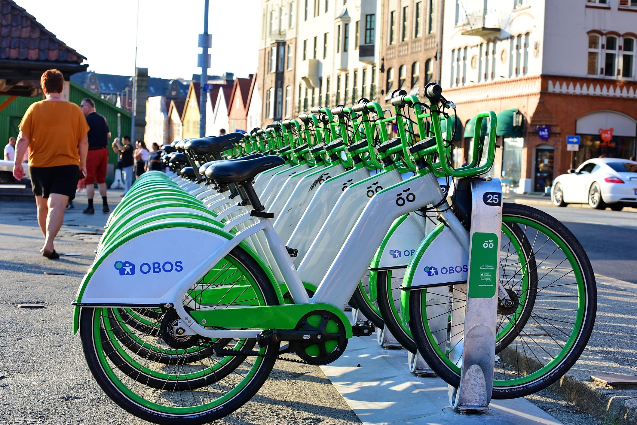 يمكن أن يصل راكبو الدراجات الإلكترونية إلى سرعة 25 كيلومتراً في الساعة. وتُغطِّي البطاريات القابلة لإعادة الشحن مسافة 75 كيلومتراً لكل شحنة