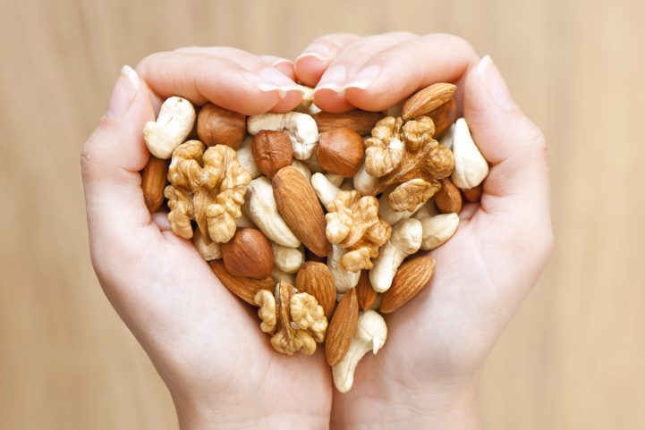 فوائد المكسرات\ istock