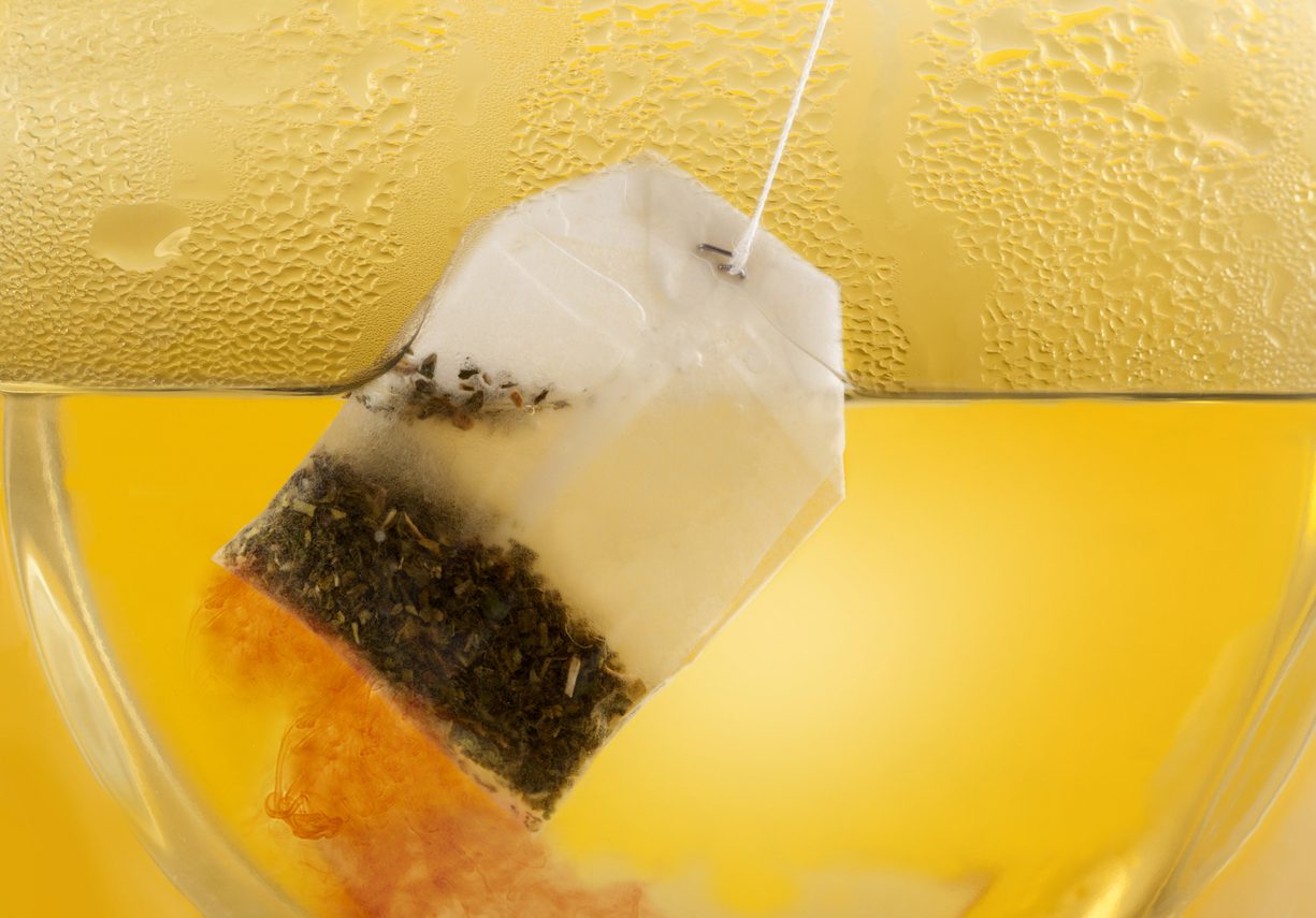 احذريها.. أكياس الشاي تُطلق مليارات الجسيمات الميكروبلاستيكية