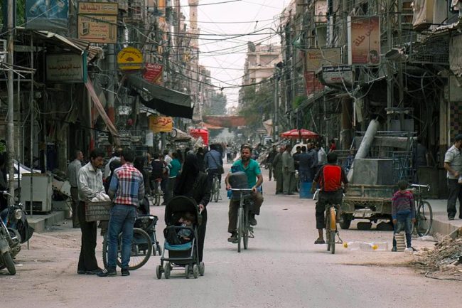 أسوأ اقتصاد يواجهه السوريون منذ الاستقلال.. الليرة سيزداد انهيارها والأسر تعيش على أقل من دولار باليوم