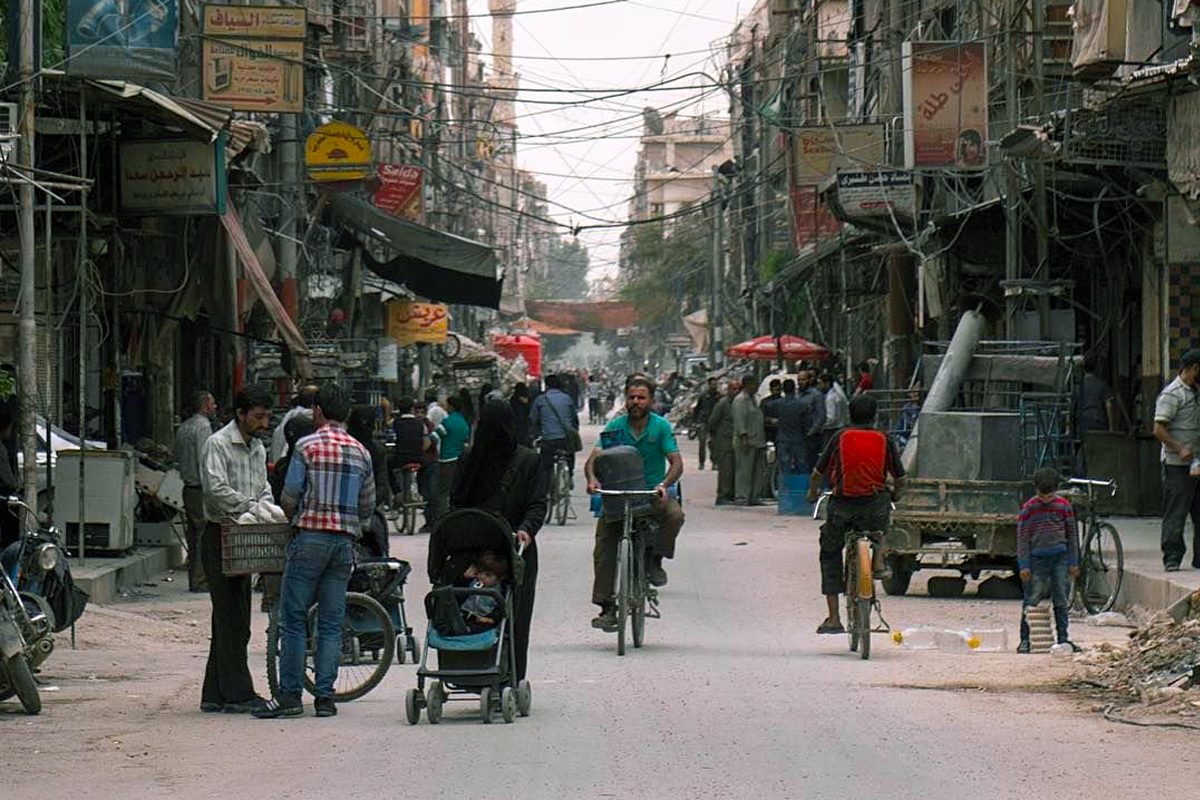 أسوأ اقتصاد يواجهه السوريون منذ الاستقلال.. الليرة سيزداد انهيارها والأسر تعيش على أقل من دولار باليوم