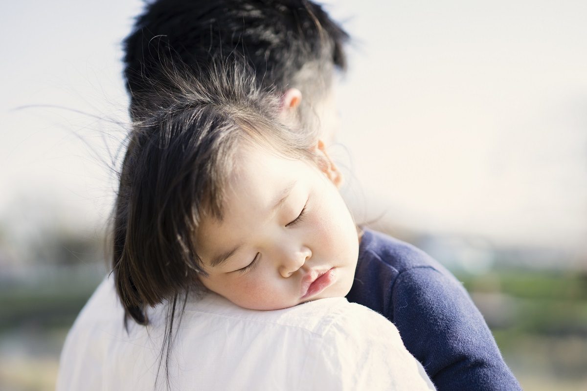 ياباني يقاضي الشركة التي يعمل بها بعدما عاقبته بسبب حصوله على إجازة أبوة