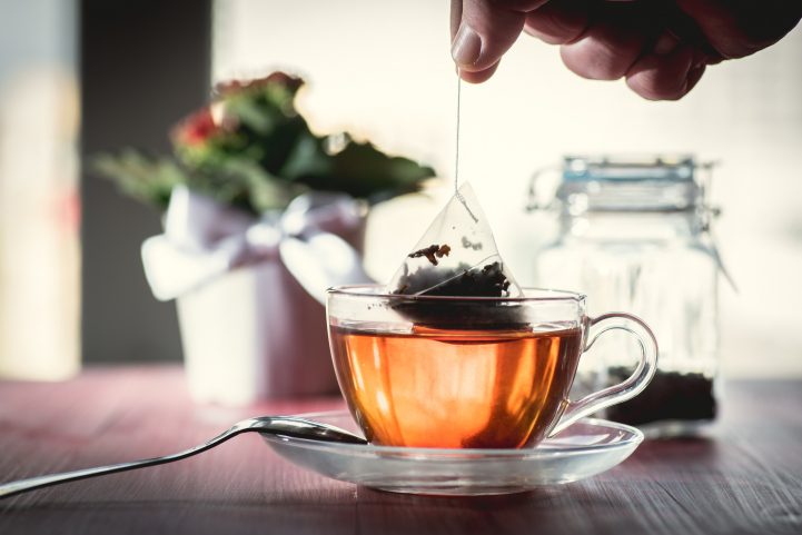 istock\ فوائد كمادات الشاي للعيون 