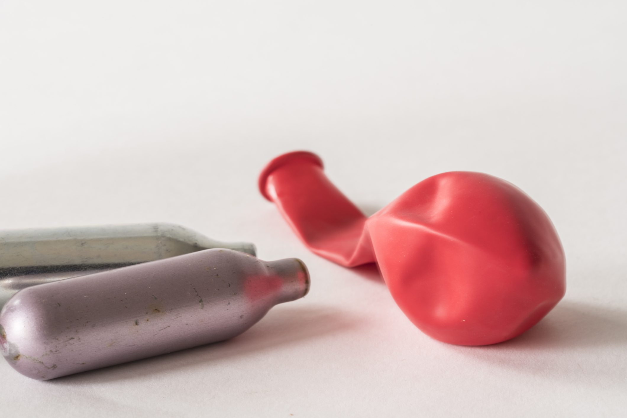 يستخدم في تسكين الألم ويسبب هلاوس لكنه قد يُسبب الغيبوبة والوفاة.. هذا كل شيء عن غاز الضحك