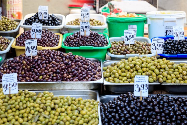 iStock/  يعد الزيتون غذاءً ذا قيمة غذائية كبيرة، وهي في الأسود أكبر من الأخضر