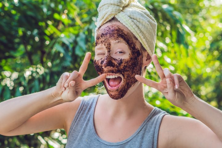 istock\ التقشير بالحبيبات الخشنة لا يتناسب مع البشرة الحساسة