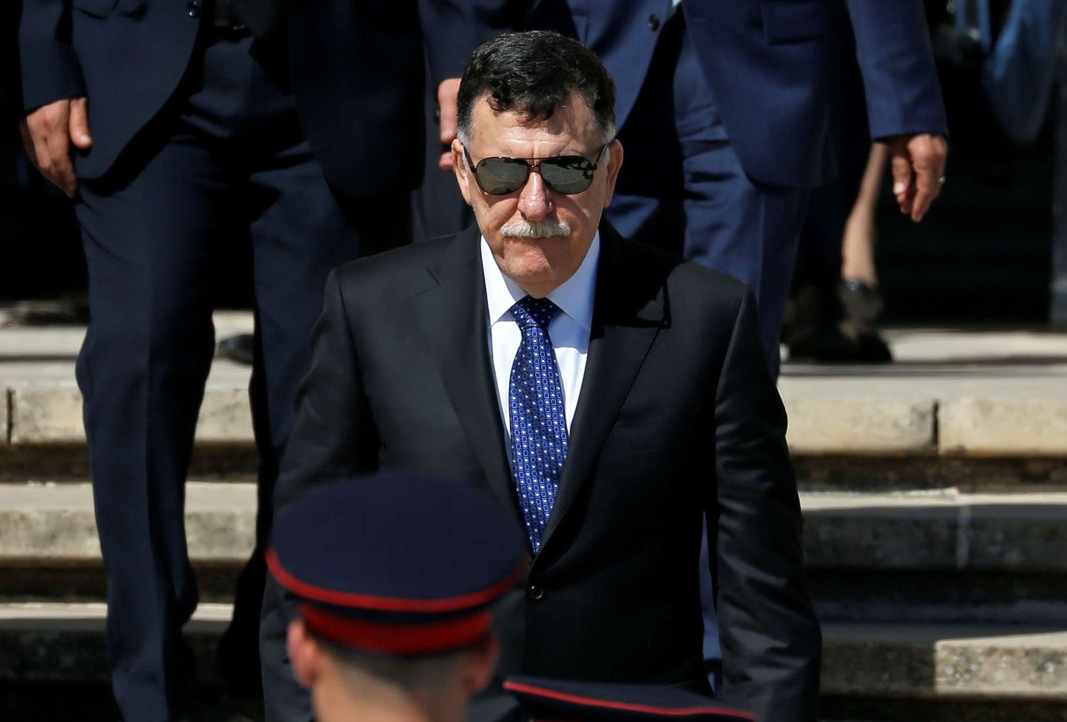 السراج يندد بتدخل الإمارات ومصر وفرنسا في ليبيا.. ويطالب بوقف دعمها لحفتر