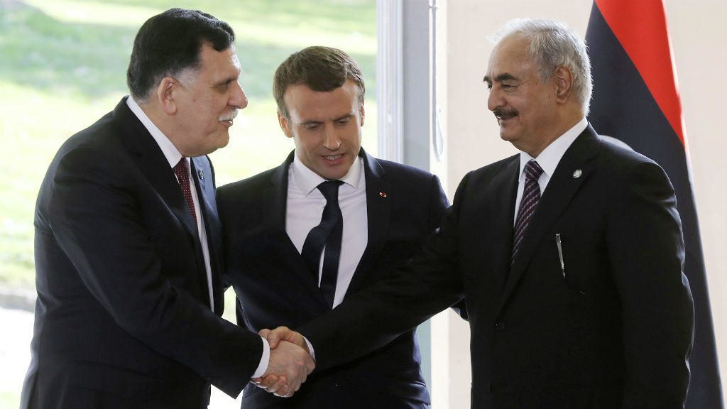 لماذا تؤيد باريس حفتر رغم استقوائه بأشد التيارات الدينية تطرفاً؟ كاتب فرنسي يكشف أهداف معركة طرابلس الحقيقية